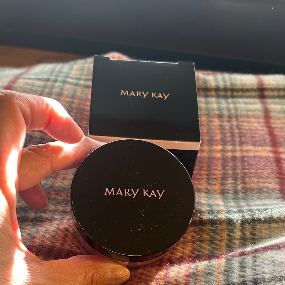 Mary Kay Silky setting powder
